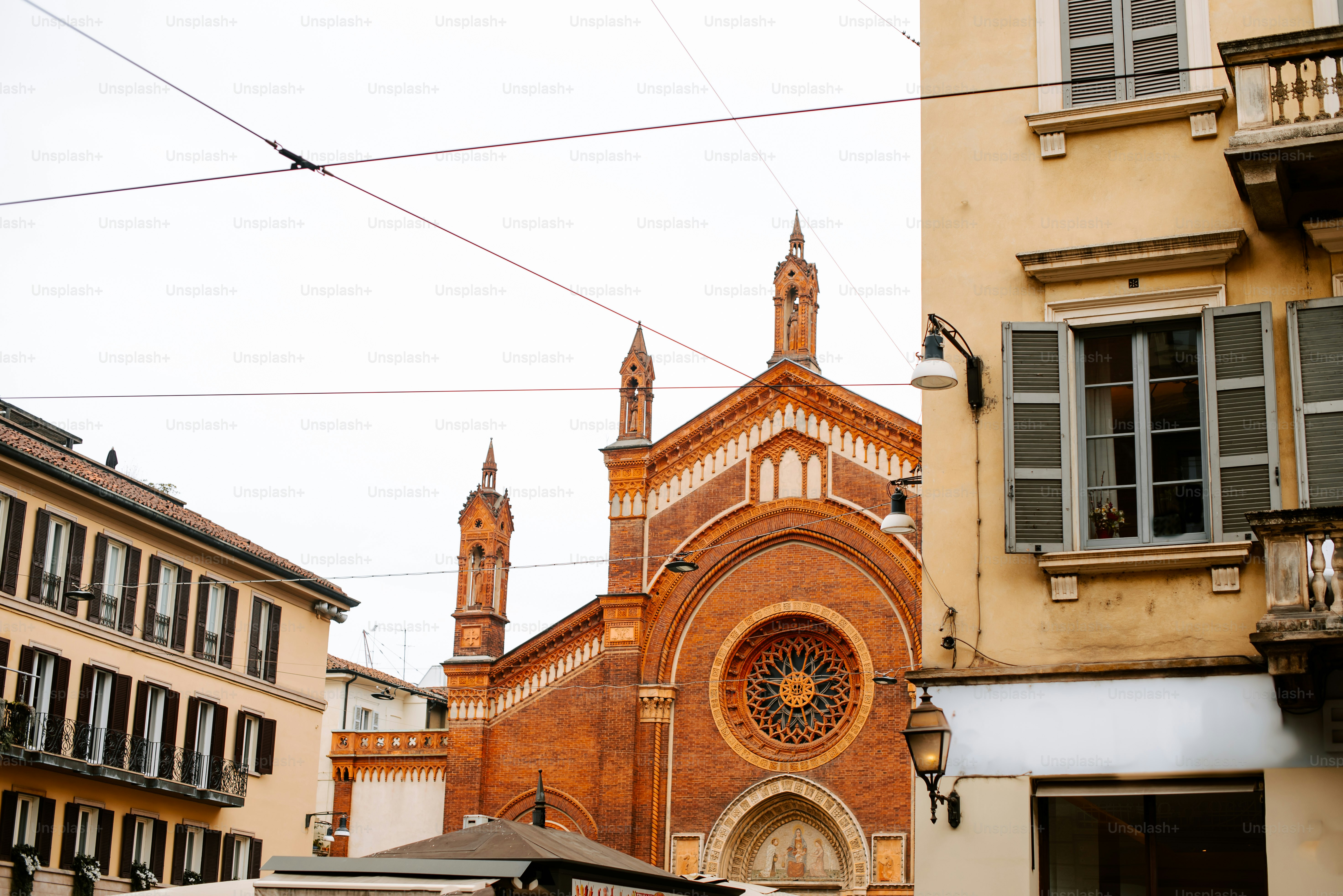 Una iglesia con una torre del reloj en medio de una ciudad