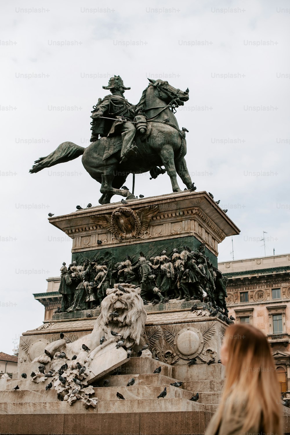Una statua di un uomo su un cavallo su un piedistallo
