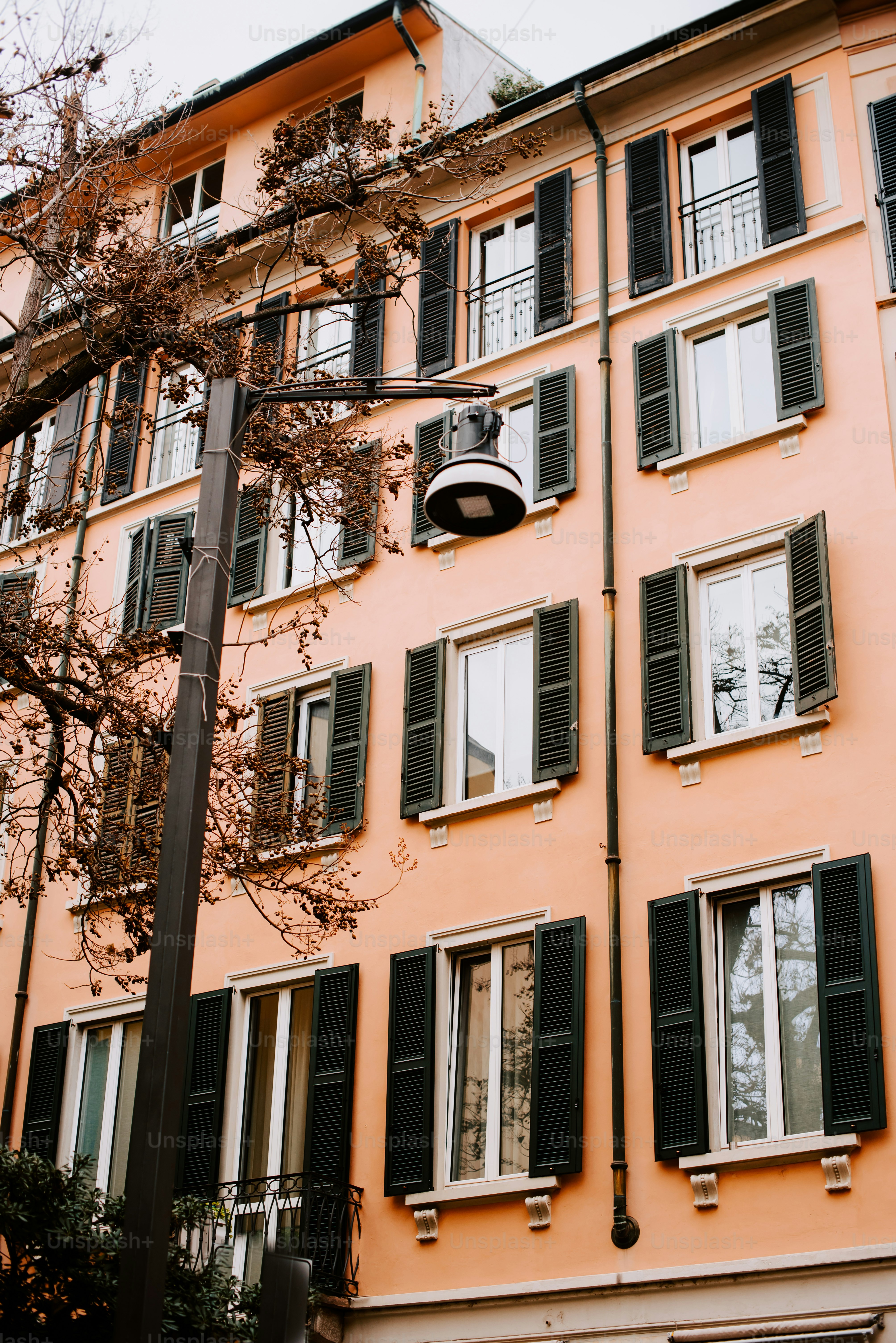 Un edificio alto con molte finestre e persiane