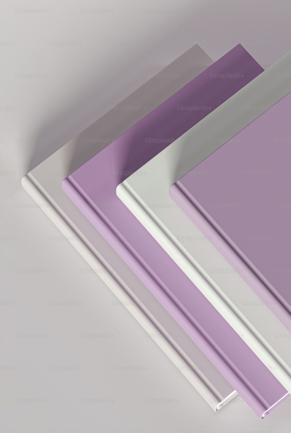 Un primer plano de un objeto púrpura y blanco