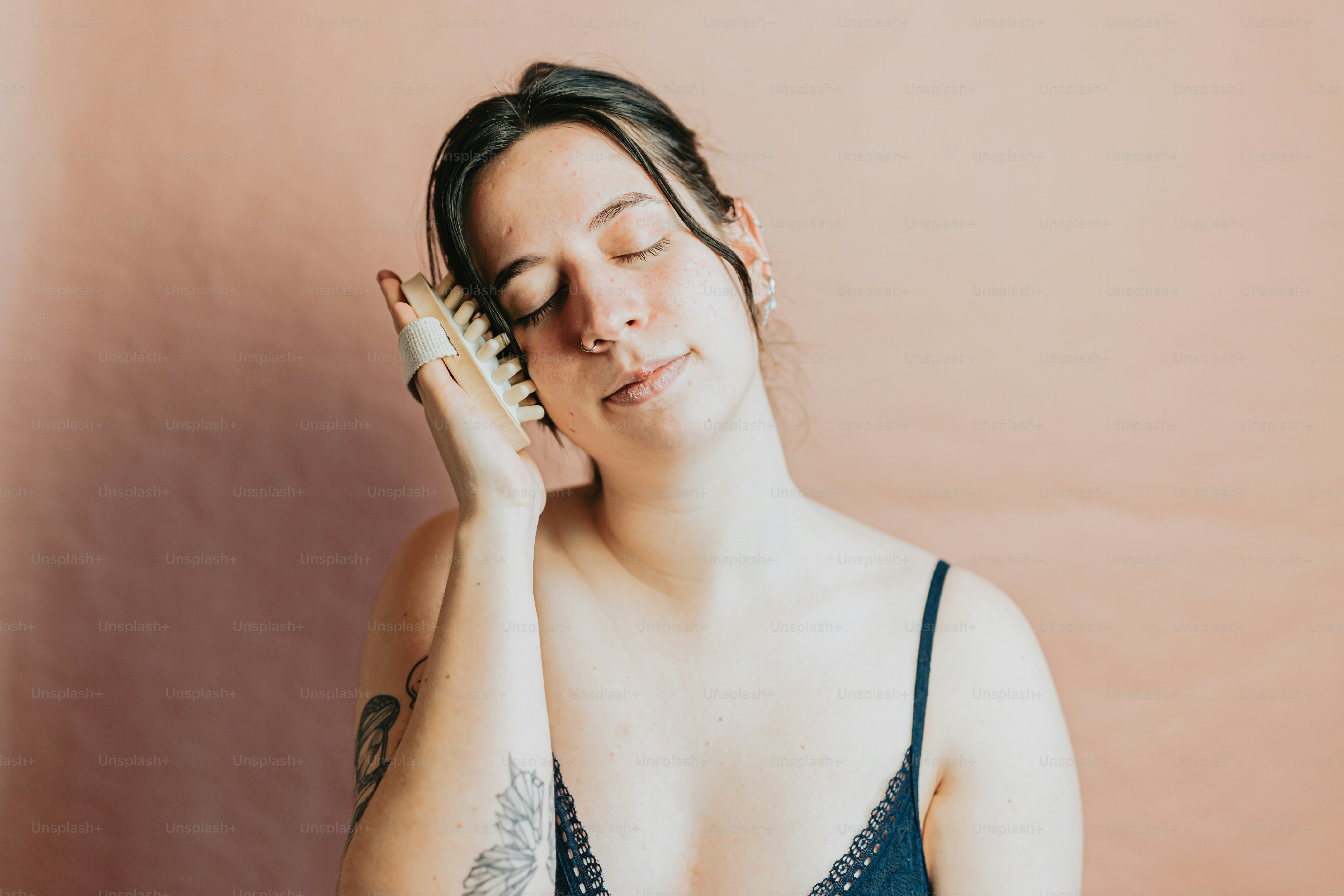 Eine Frau, die eine Haarbürste vor ihr Gesicht hält