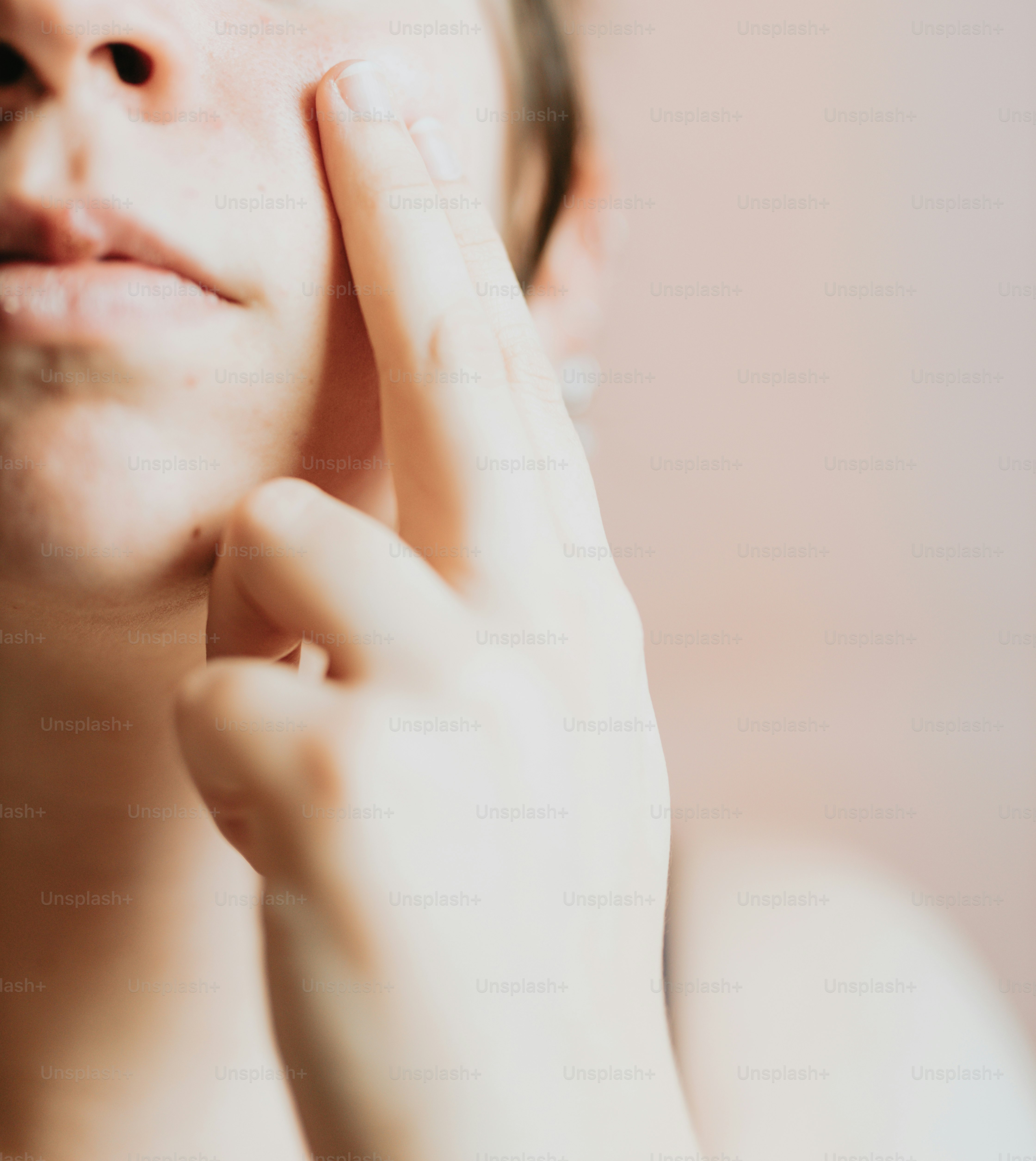 Eine Frau hält ihre Hand vor ihr Gesicht