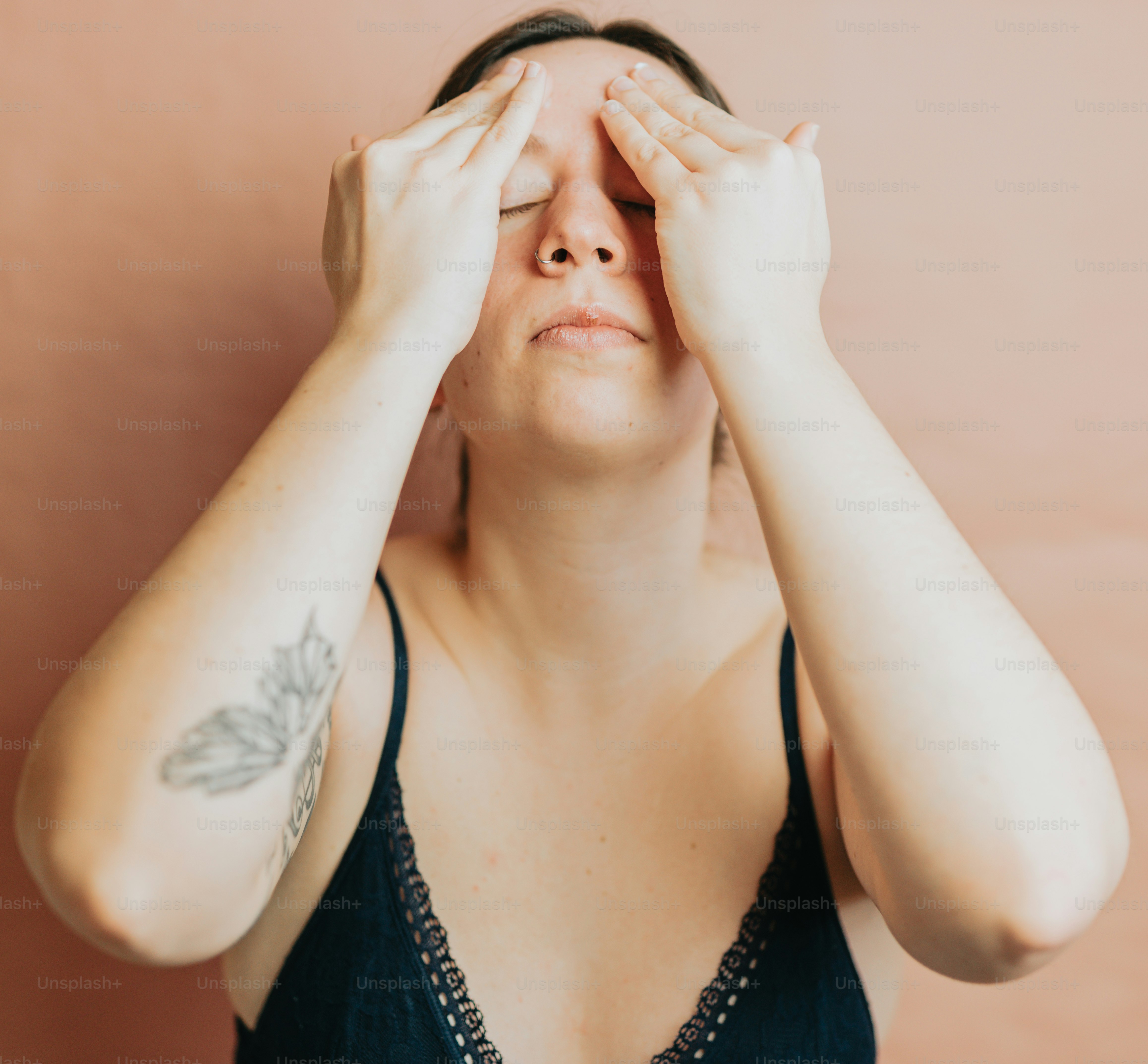 Eine Frau, die ihre Augen mit den Händen bedeckt