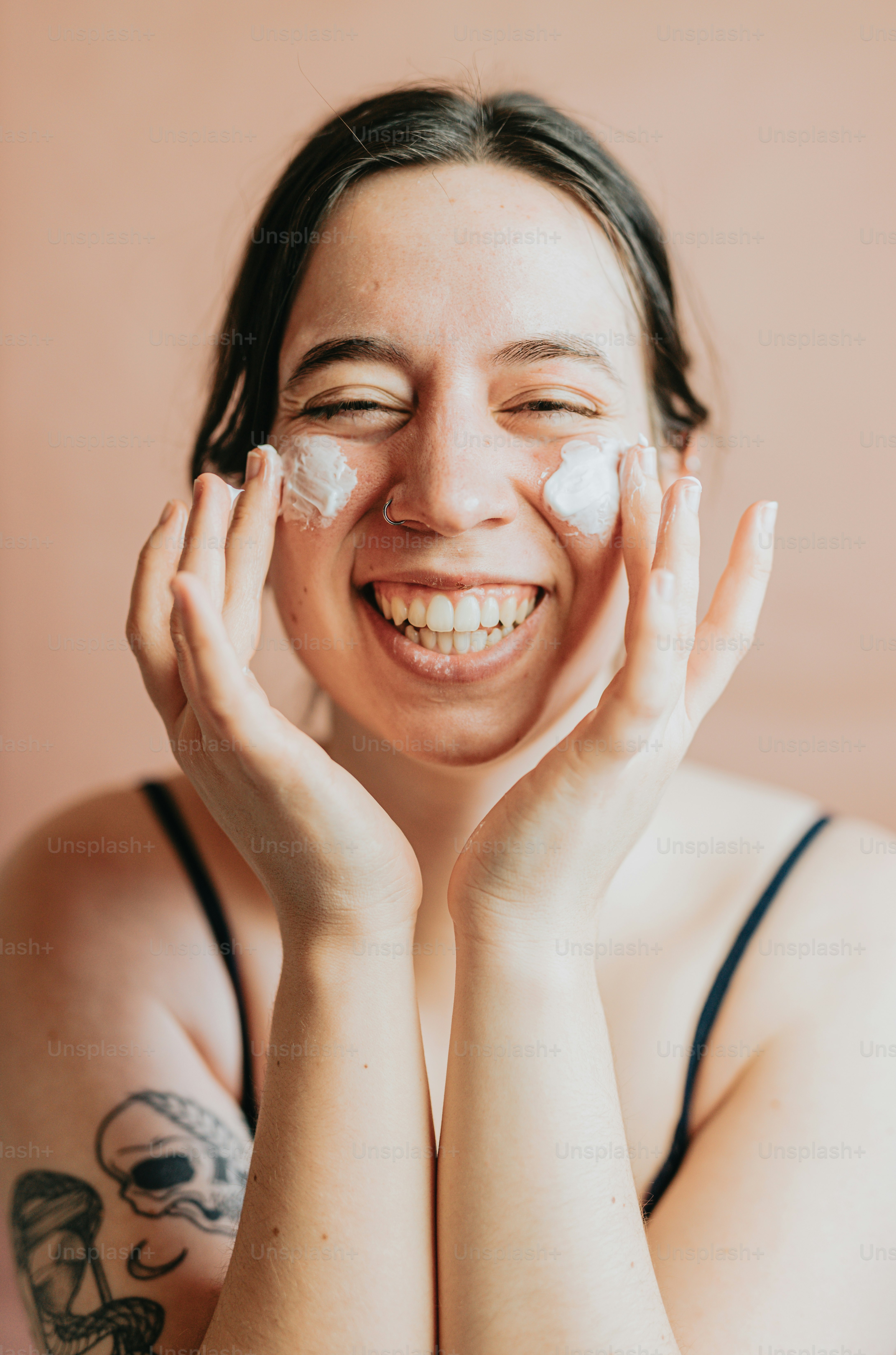 Eine Frau mit viel Creme im Gesicht