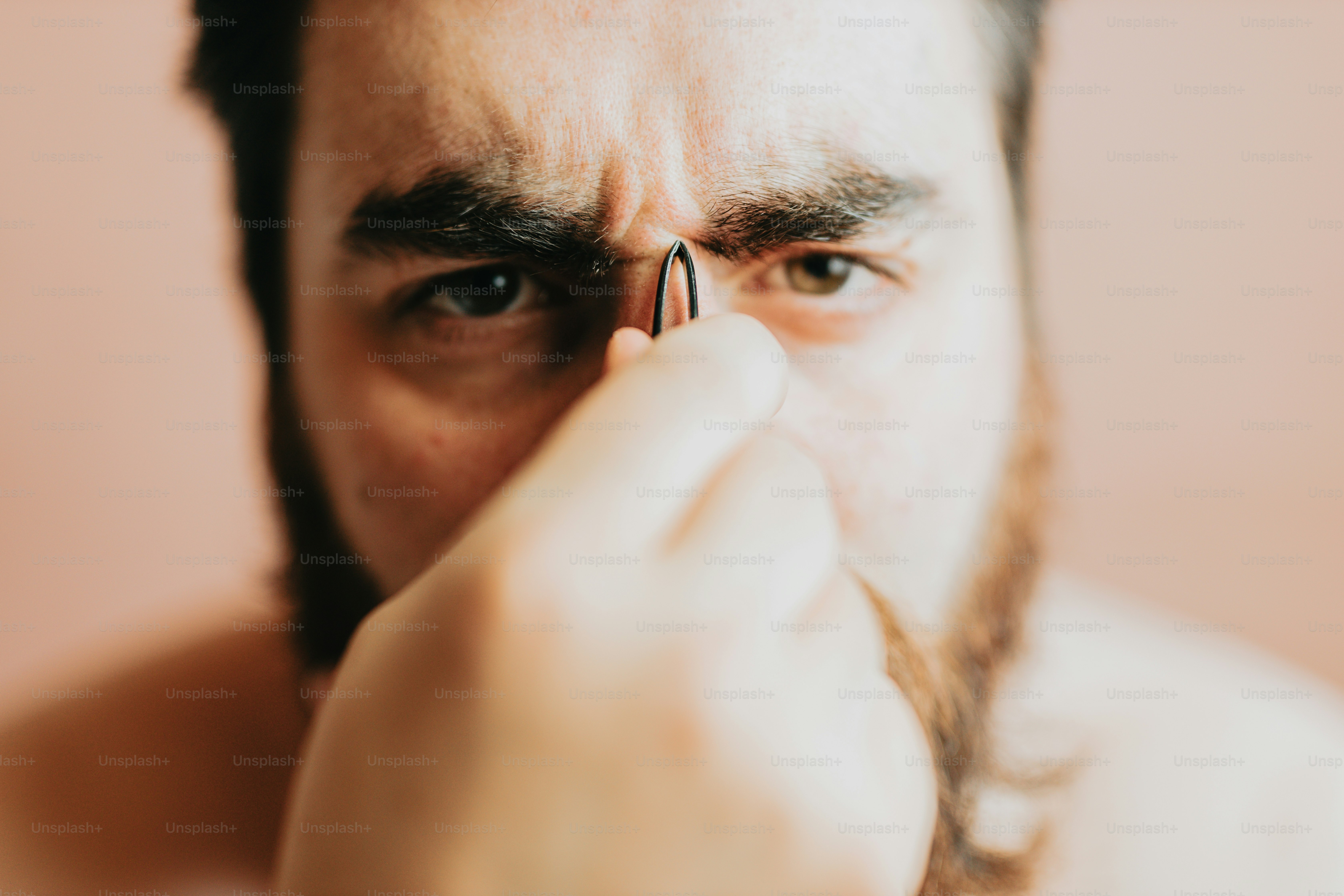 Ein Mann, der eine Schere ans Auge hält