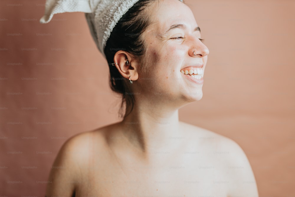 uma mulher com uma toalha na cabeça sorrindo