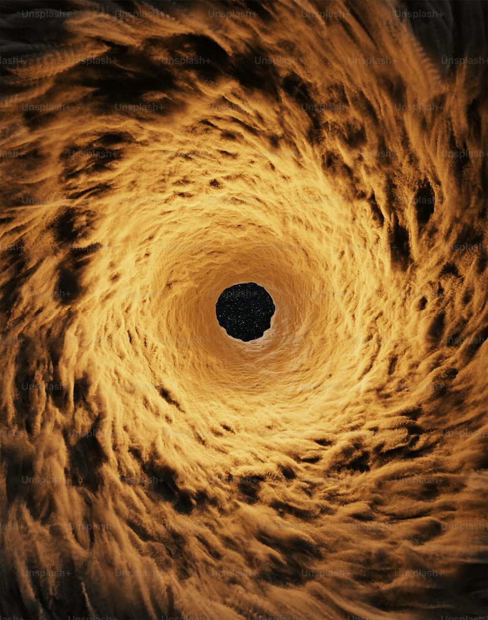 노란색 소용돌이의 중심에 있는 블랙홀