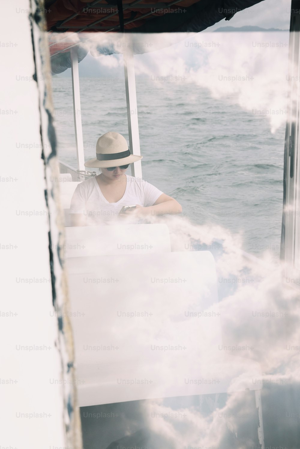um homem sentado em um barco na água