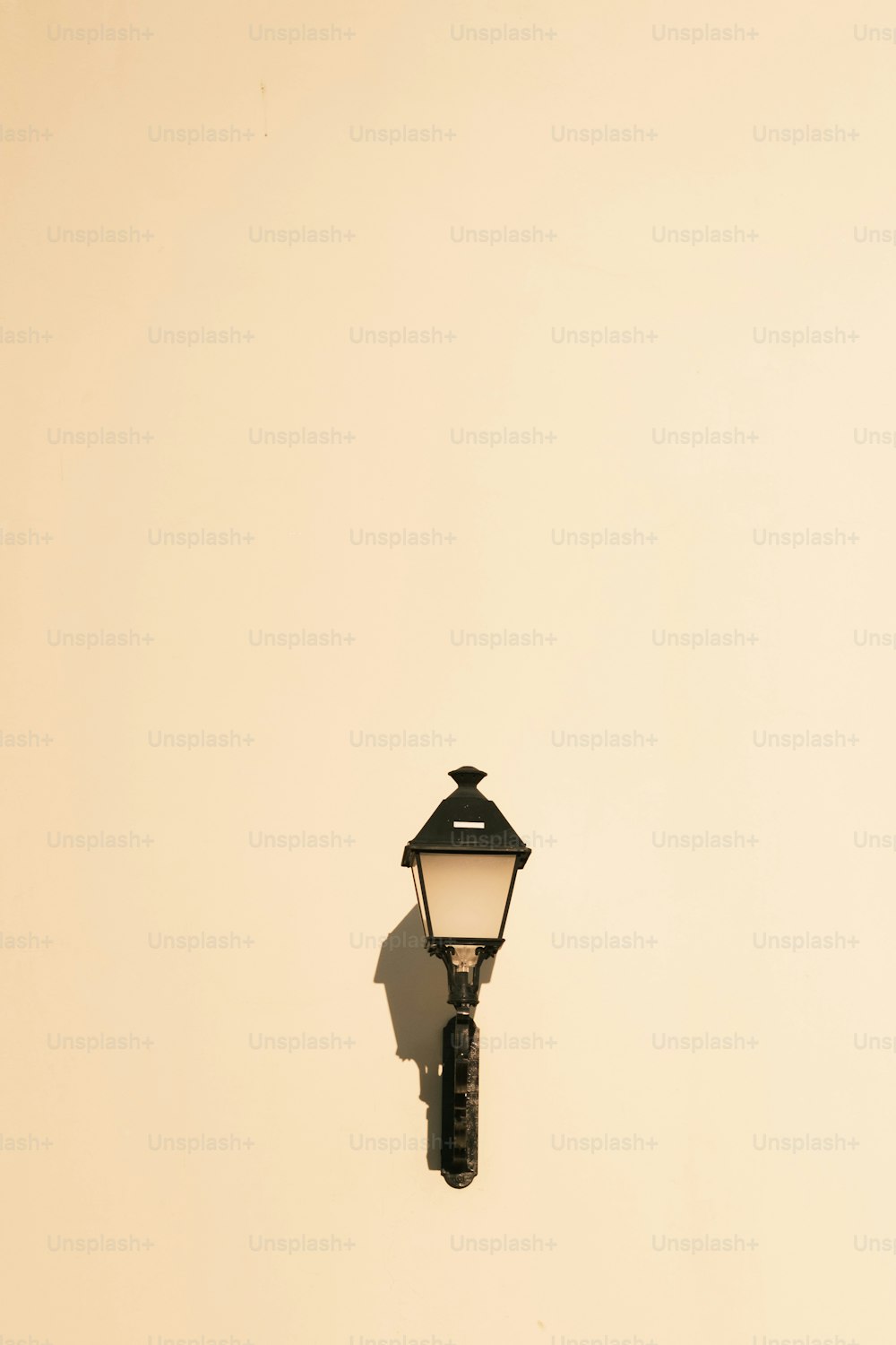 un lampadaire sur le côté d’un mur