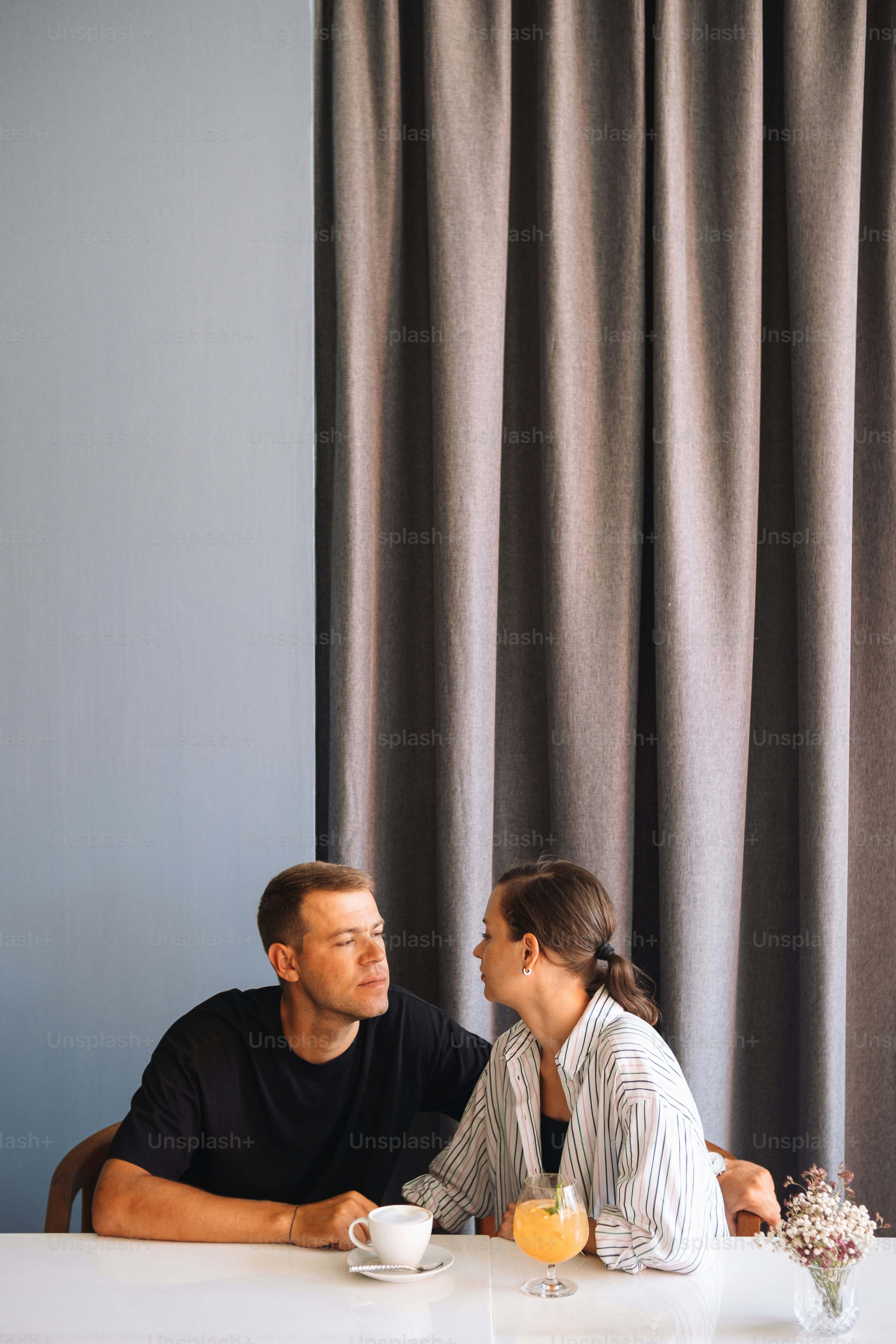 un homme et une femme assis à une table