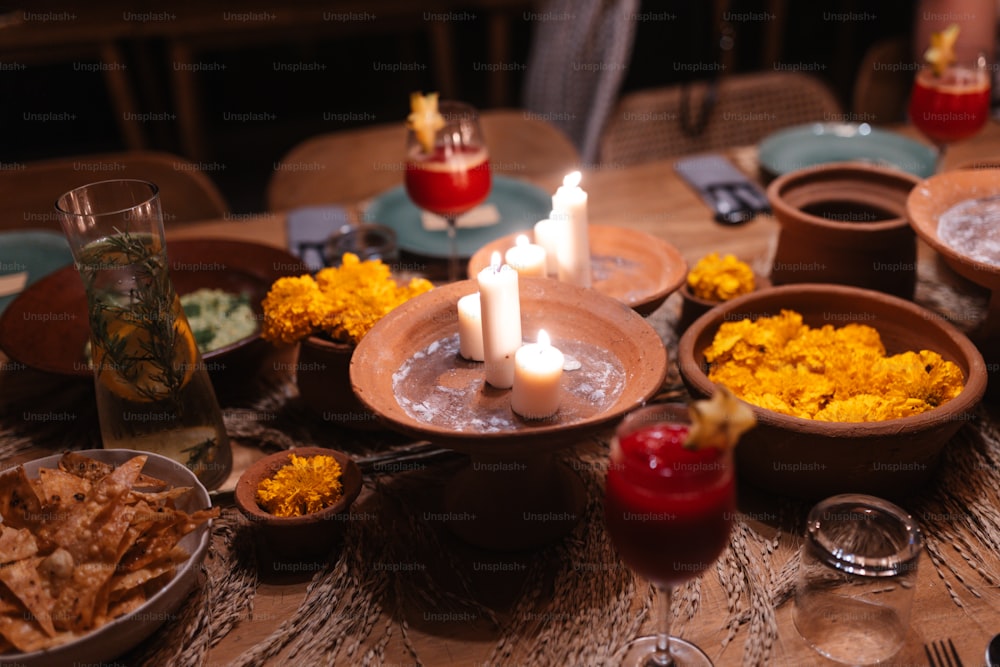 una mesa cubierta con cuencos de comida y velas