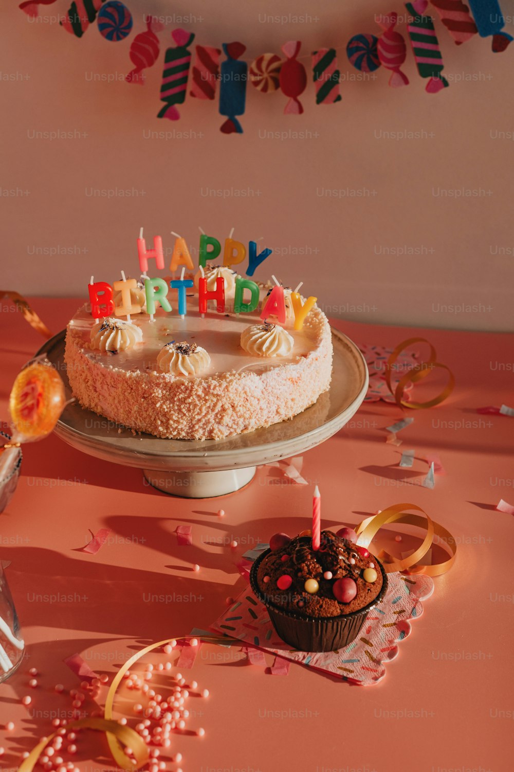 un gâteau d’anniversaire assis sur une table