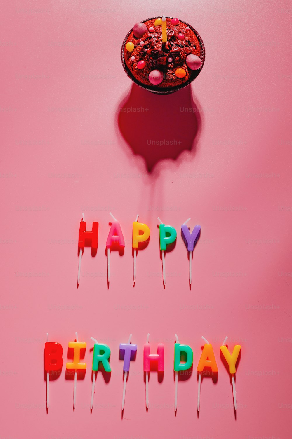 Un gâteau d’anniversaire avec des bougies qui épelent joyeux anniversaire