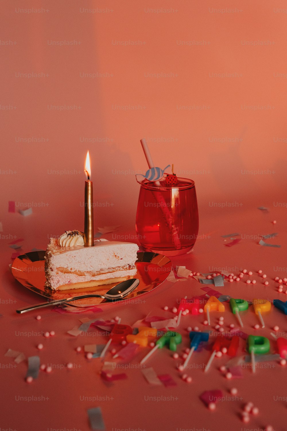 un pezzo di torta seduto sopra un tavolo accanto a una candela