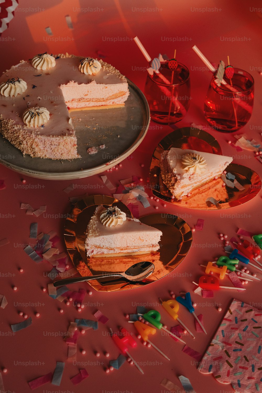 um pedaço de bolo em um prato em uma mesa