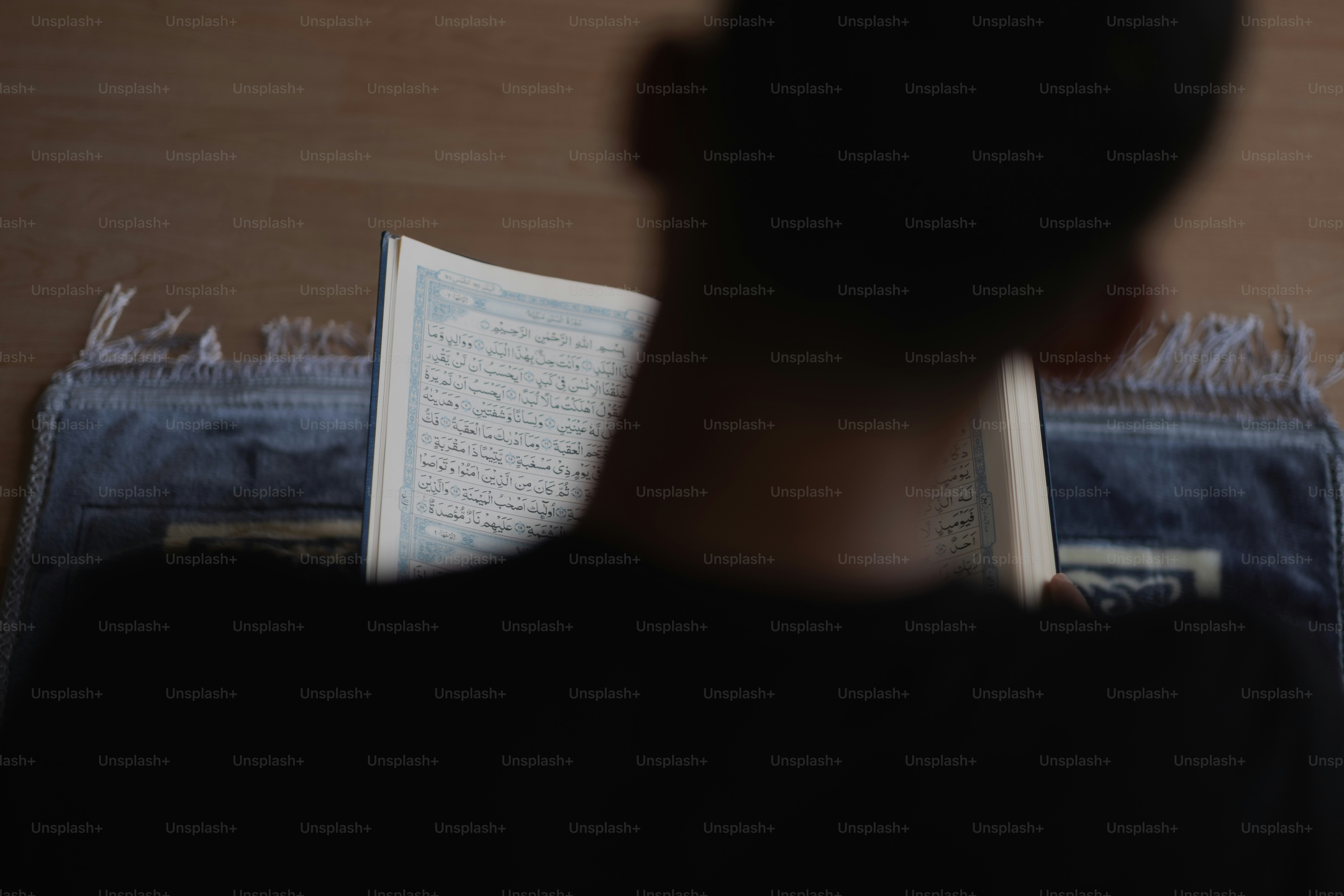 Una persona leyendo un libro en la oscuridad