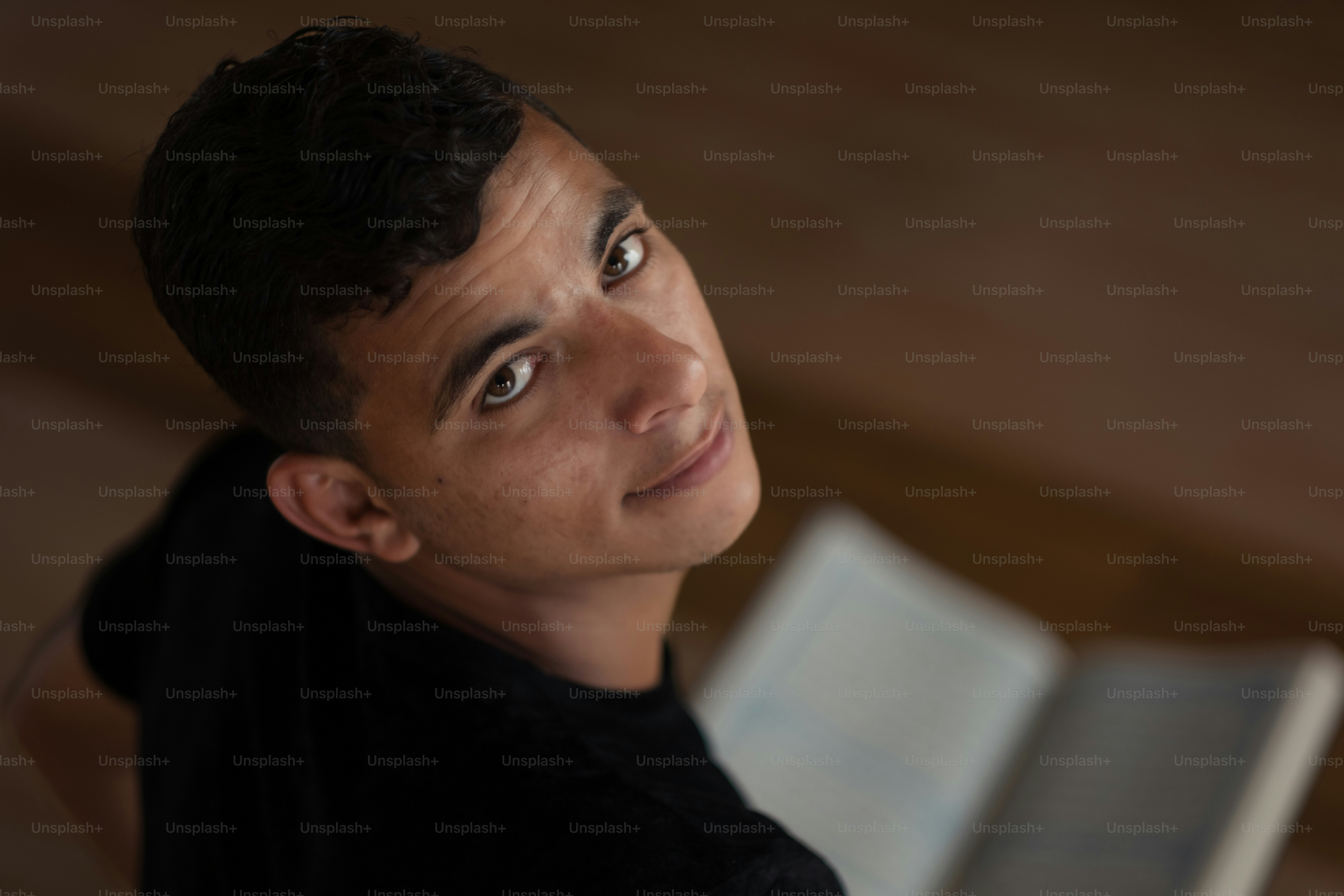 Un hombre con un libro en la mano