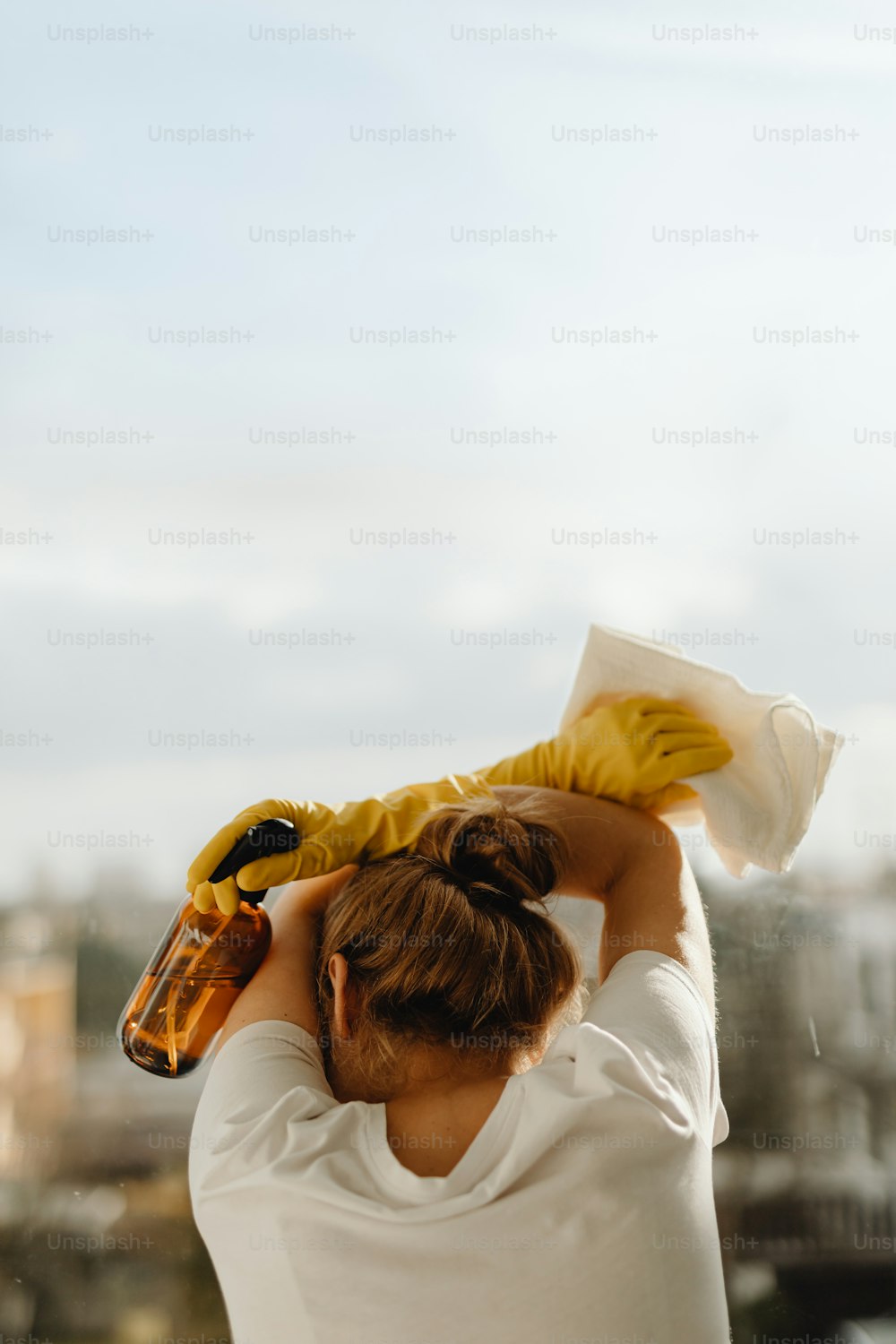 Eine Frau mit einem gelben Handschuh auf dem Kopf