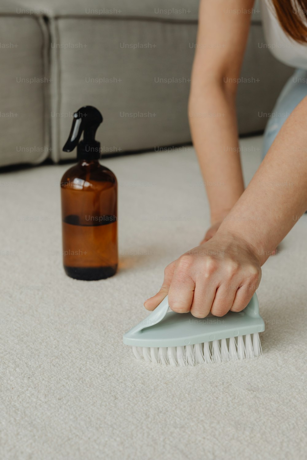 une femme nettoie le sol avec une brosse