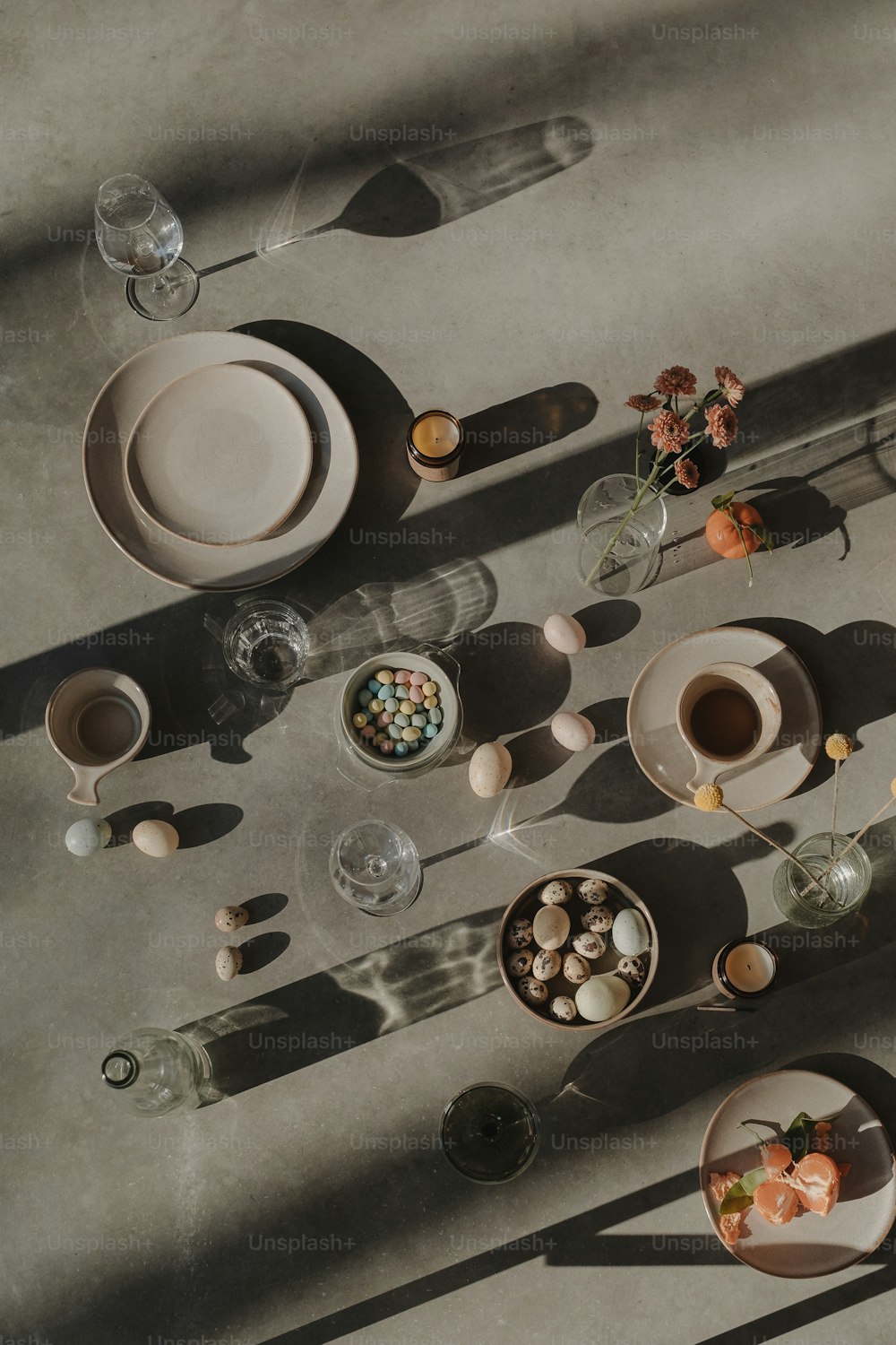 une table surmontée d’assiettes et de bols remplis de nourriture