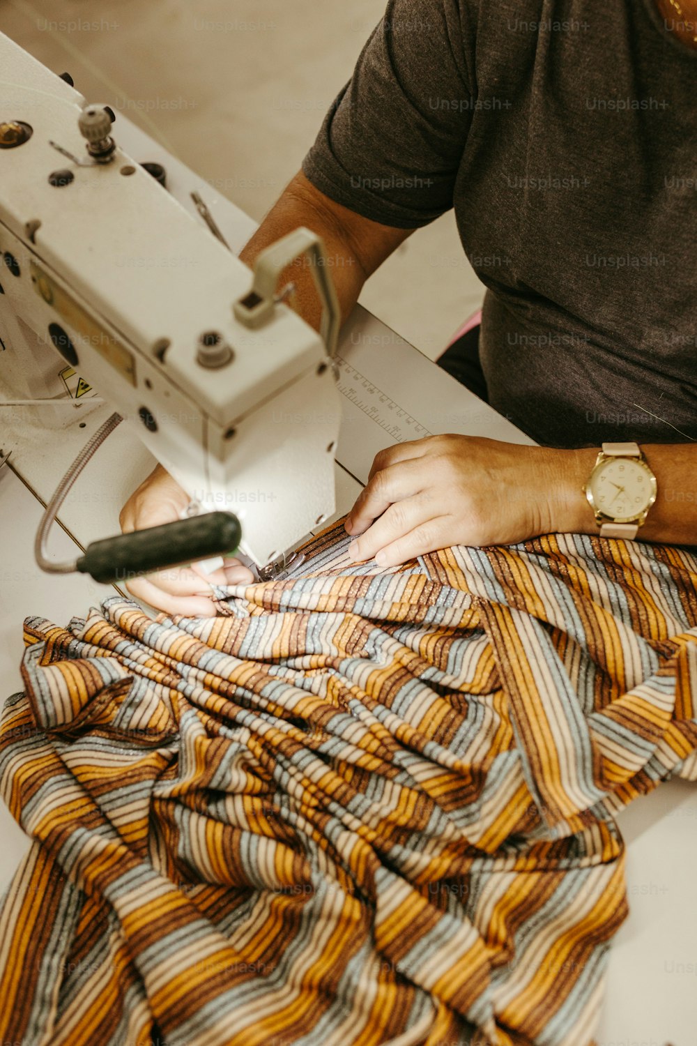 Un homme travaillant sur un morceau de tissu