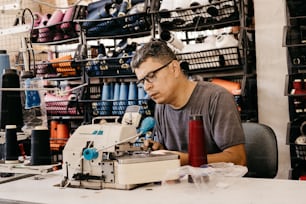 Un homme travaillant sur une machine à coudre dans un magasin