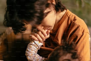 Una mujer sosteniendo a un niño pequeño en su regazo