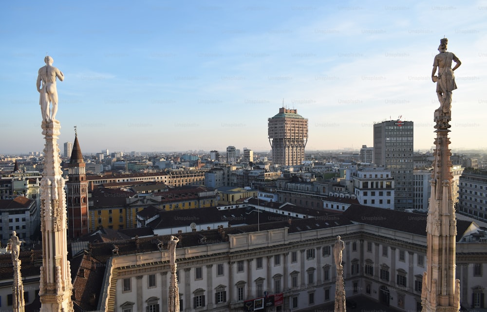 une vue d’une ville avec de grands bâtiments et des statues