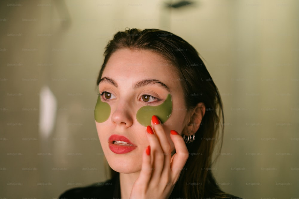 Una donna con cerchi verdi sul suo viso