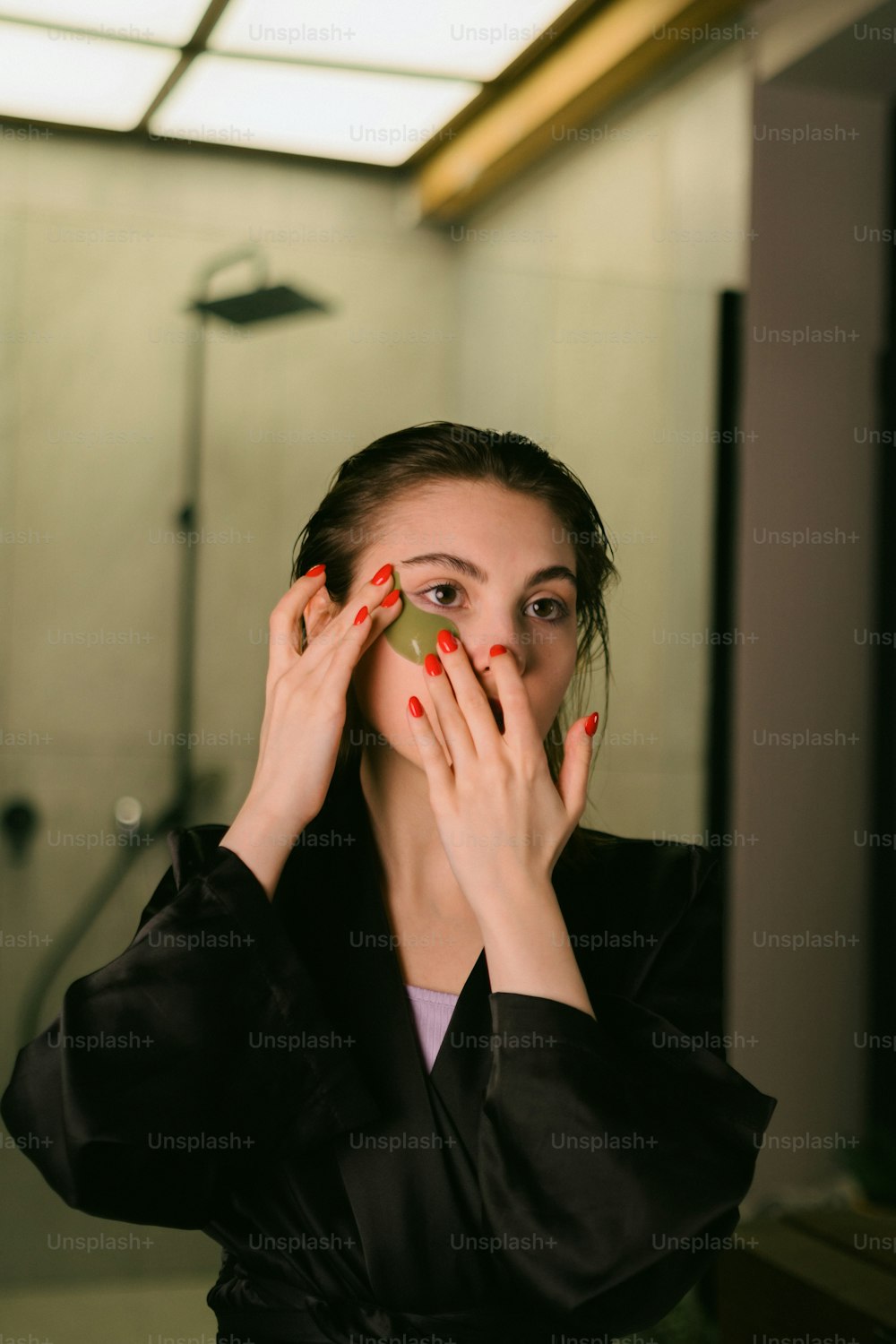uma mulher segurando uma maçã verde na frente de seu rosto