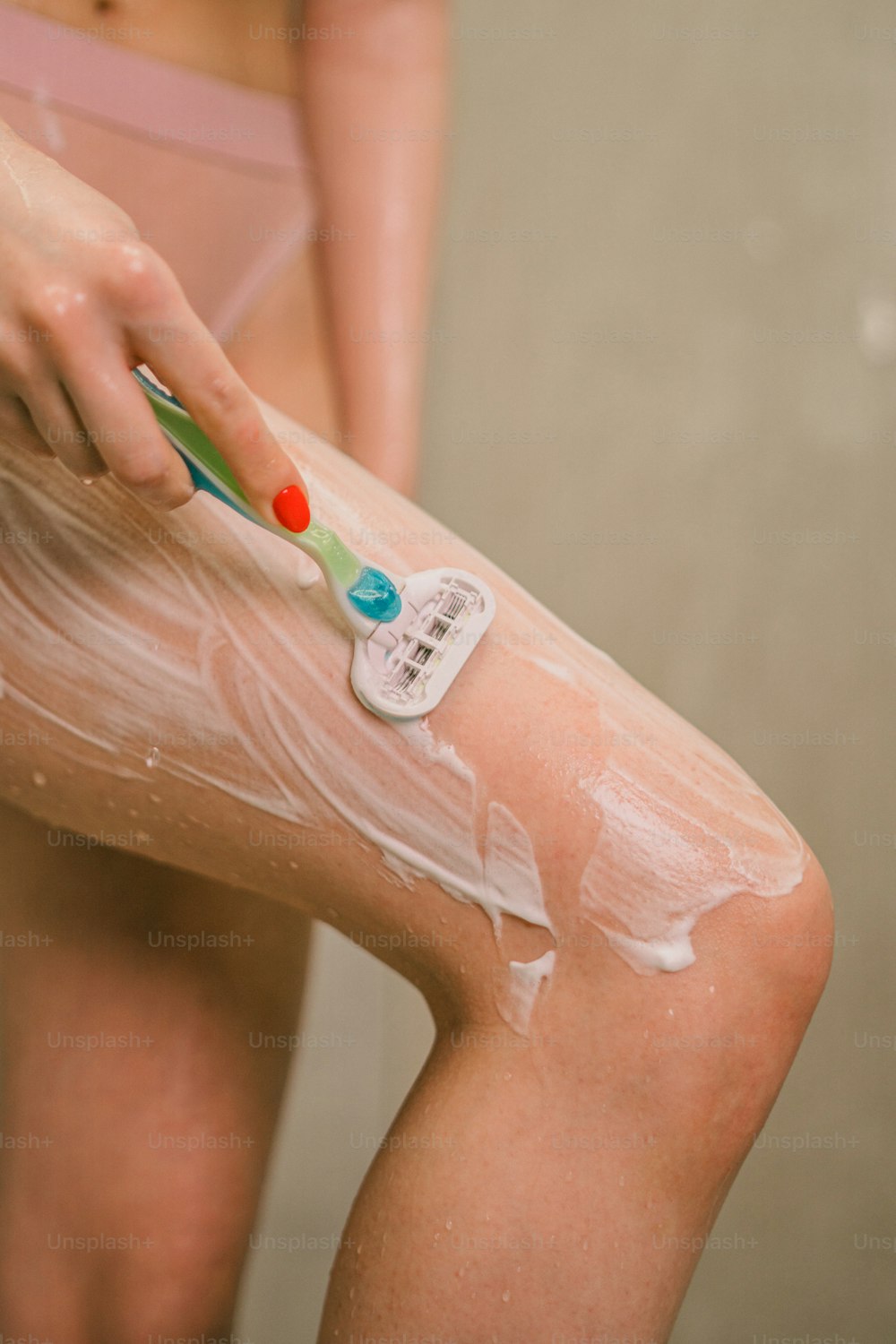 uma mulher com um tubo de pasta de dente em sua perna