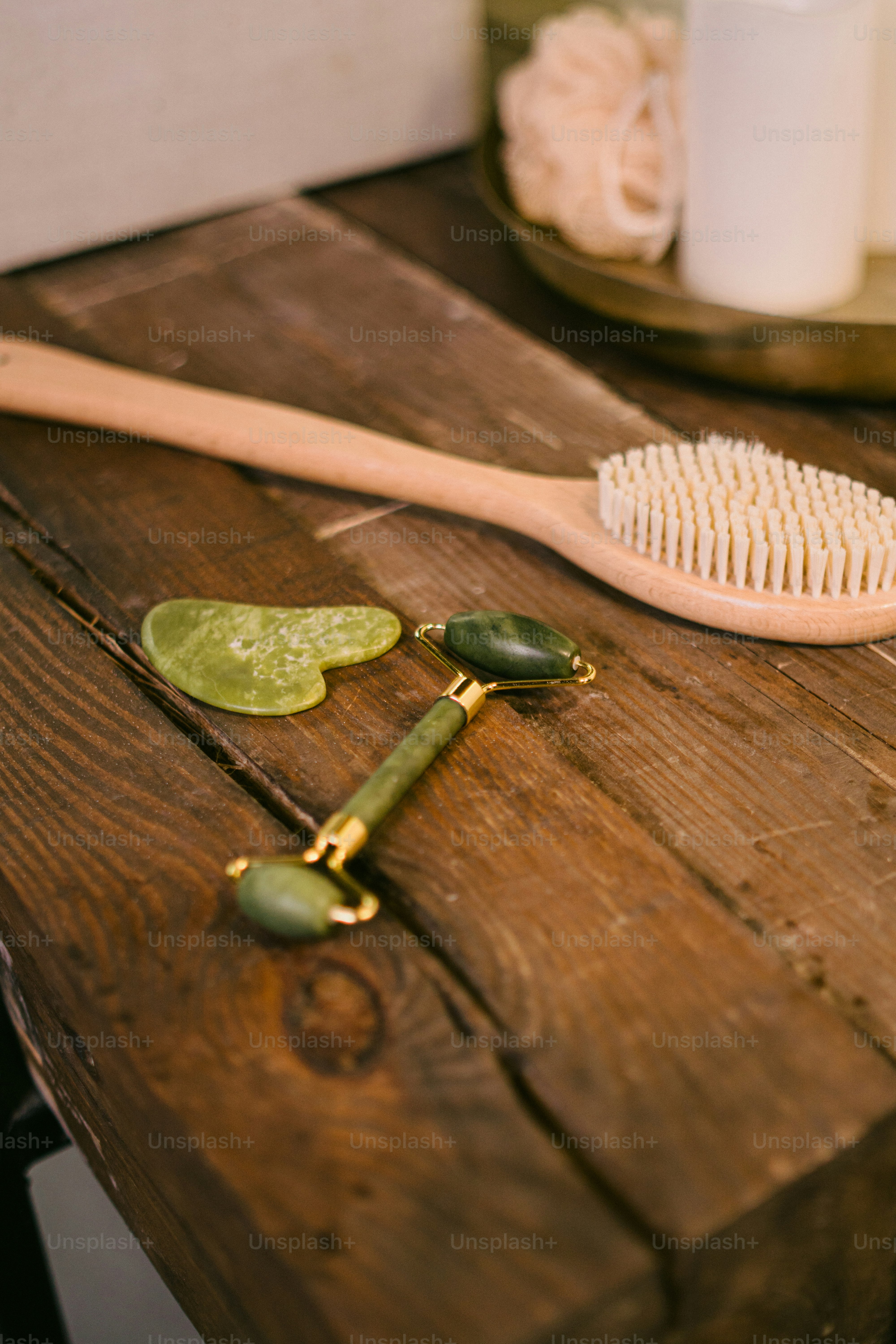 ein Holztisch mit einer Holzbürste und einem Paddel