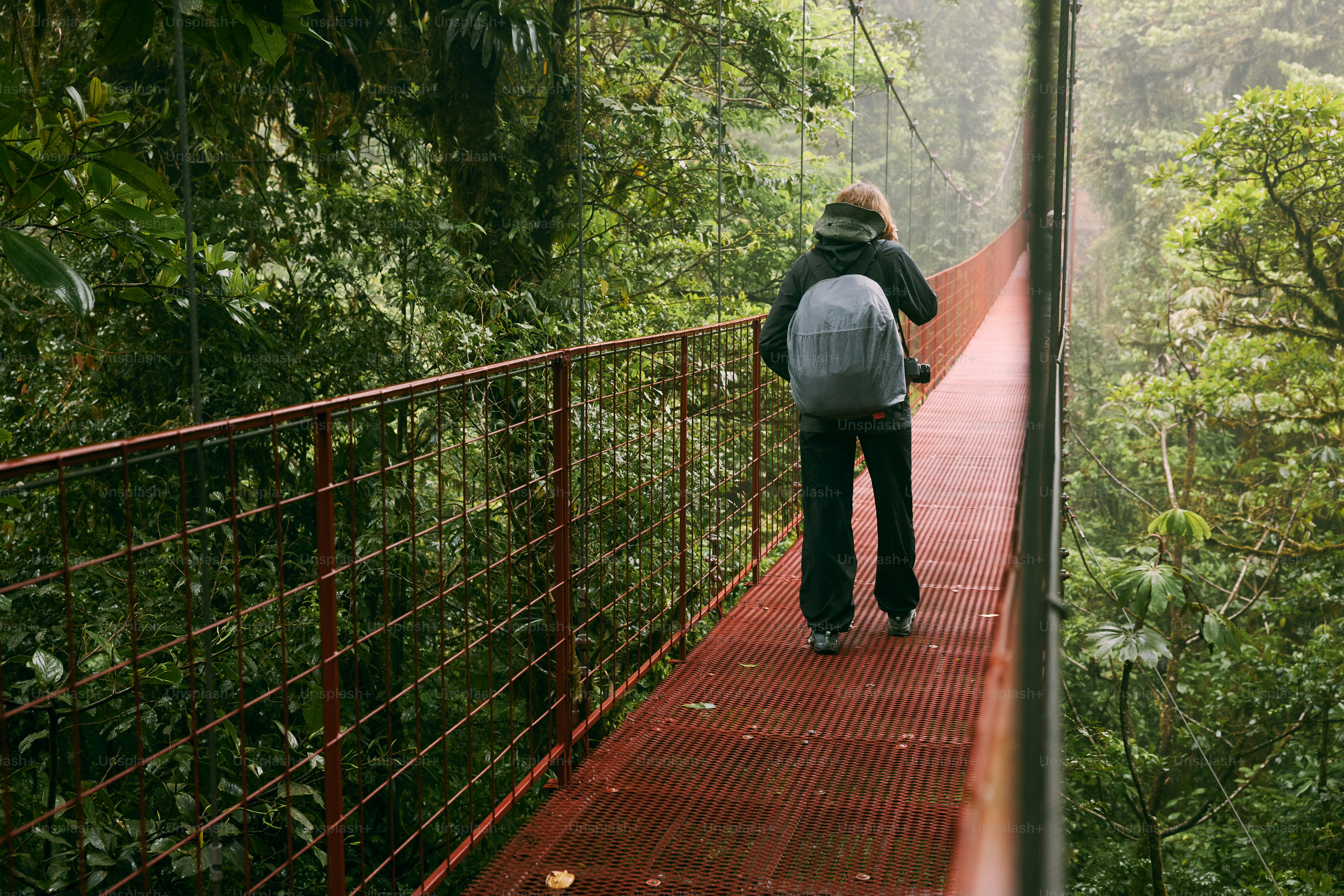 Foto Un Hombre Caminando Por Un Puente Colgante En La Selva ...