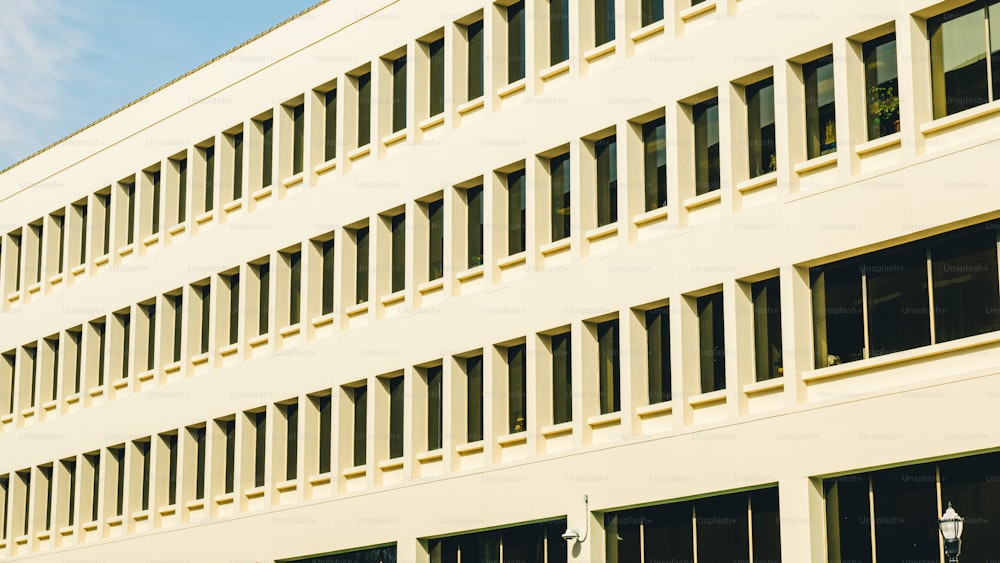 un bâtiment avec une horloge à l’avant