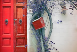 빨간 문과 보라색 꽃이있는 나무