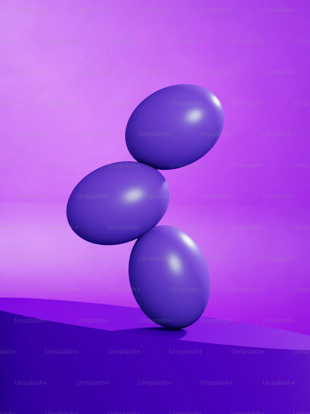 um fundo roxo com três balões flutuando no ar