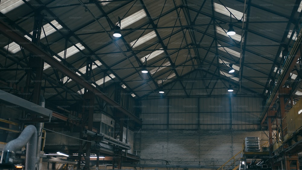 Un grand entrepôt avec beaucoup de lumières au plafond