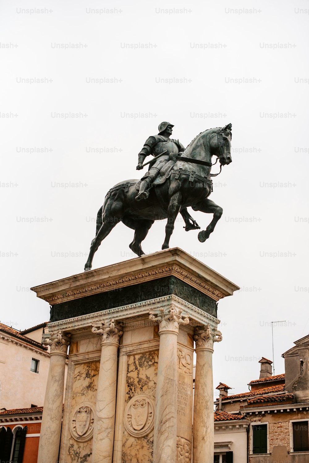 Eine Statue eines Mannes, der auf einem Pferd reitet