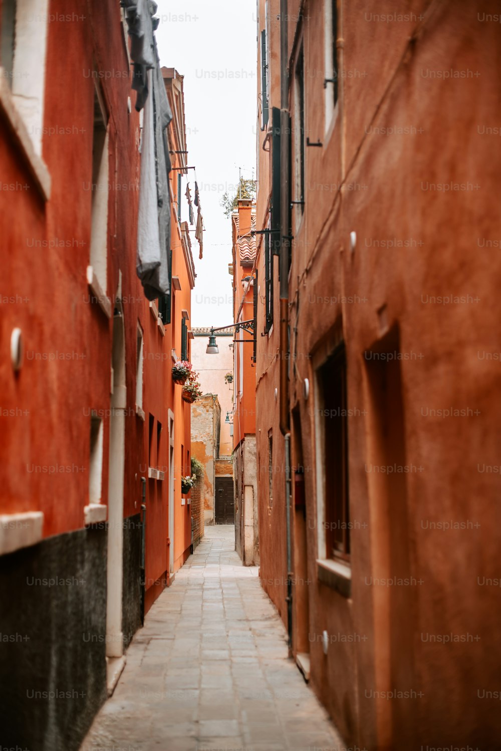 a narrow alley way between two buildings