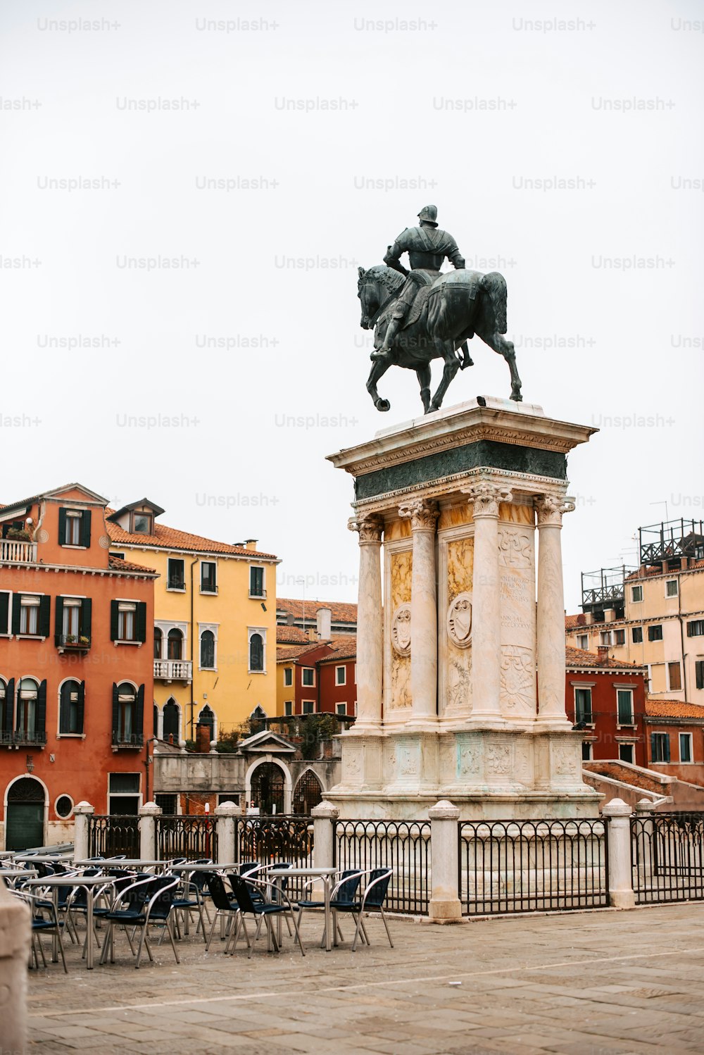 Una statua di un uomo che cavalca un cavallo in una piazza