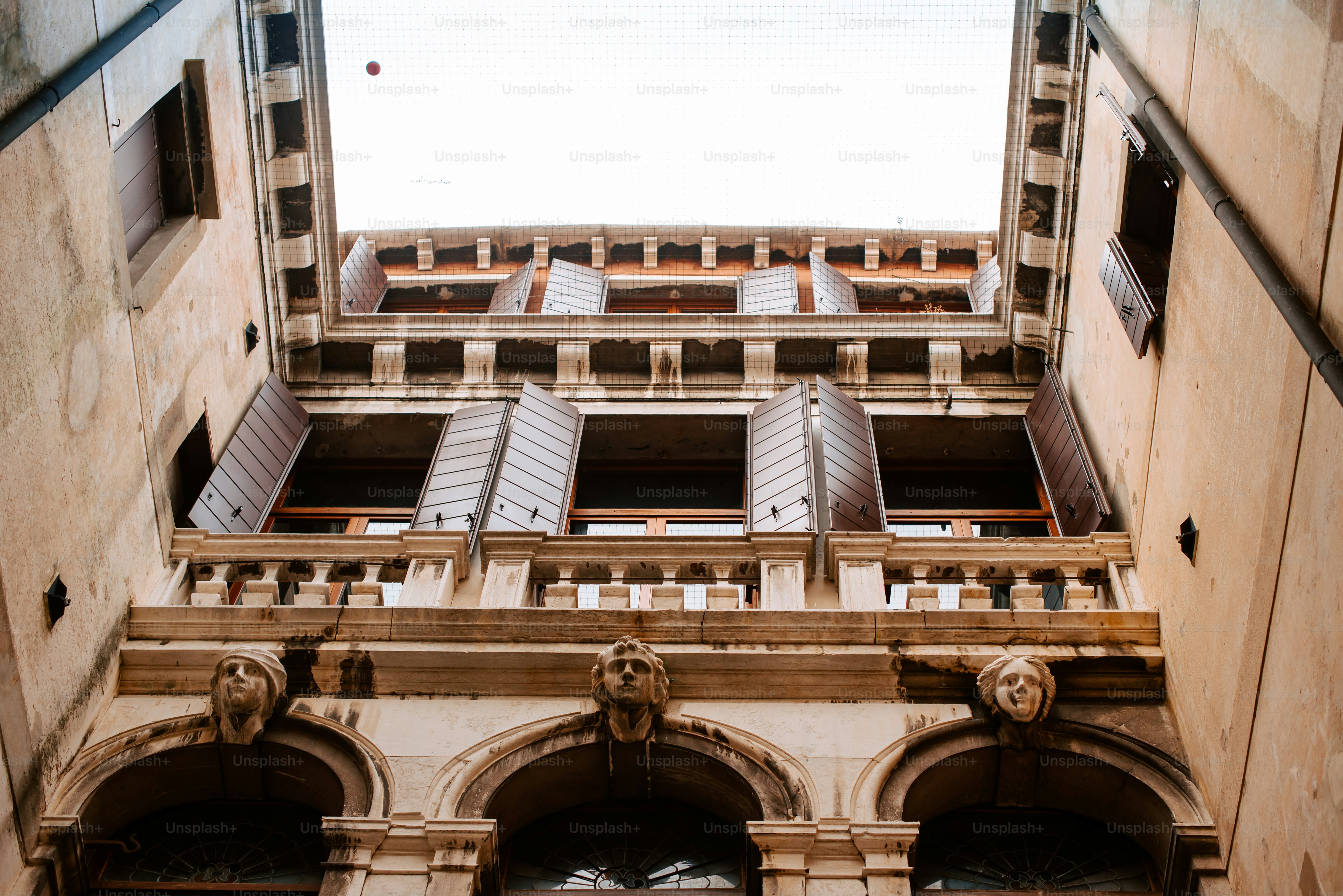 A tall building with lots of windows and balconies photo – Building ...