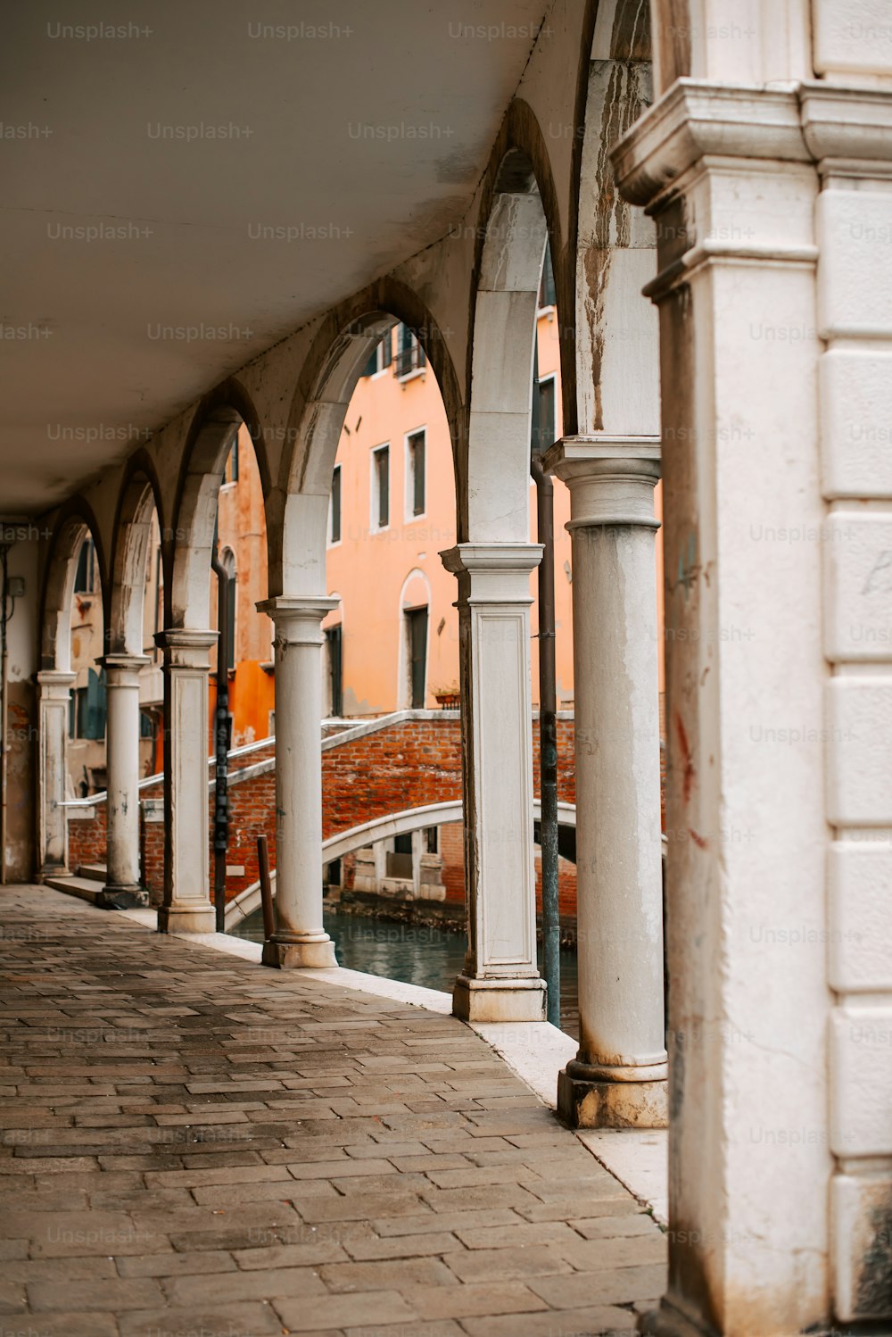 Una vista di un canale da un ponte a Venezia
