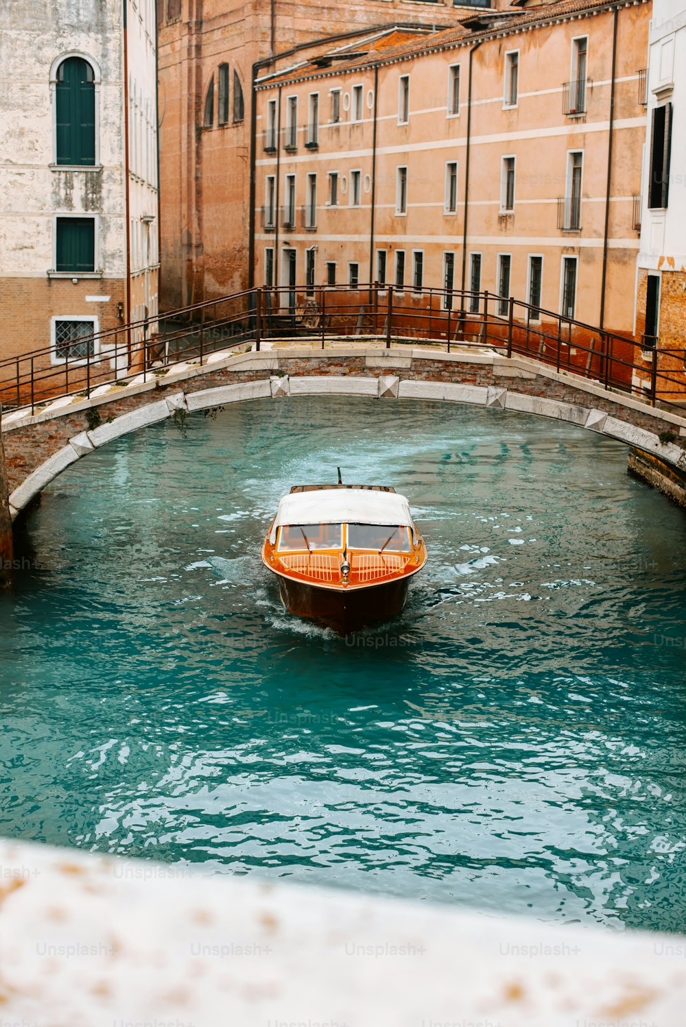 Ein Boot, das einen Kanal in einer Stadt hinunterfährt