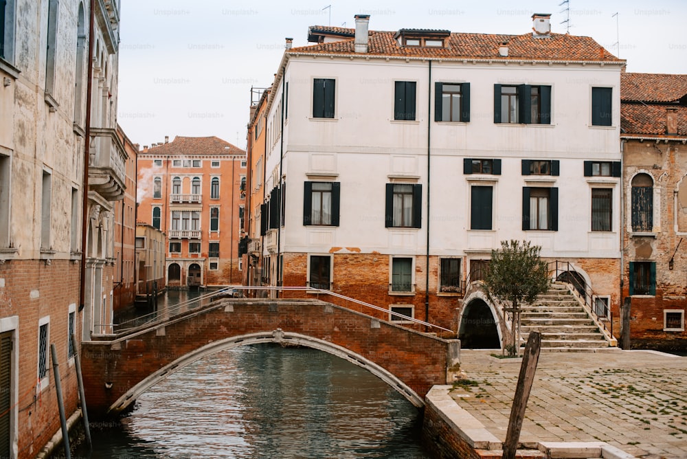 Un pont sur un canal dans une ville