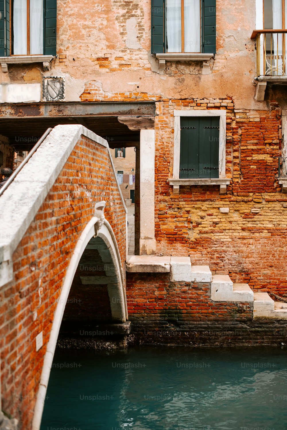 un ponte su uno specchio d'acqua accanto a un edificio