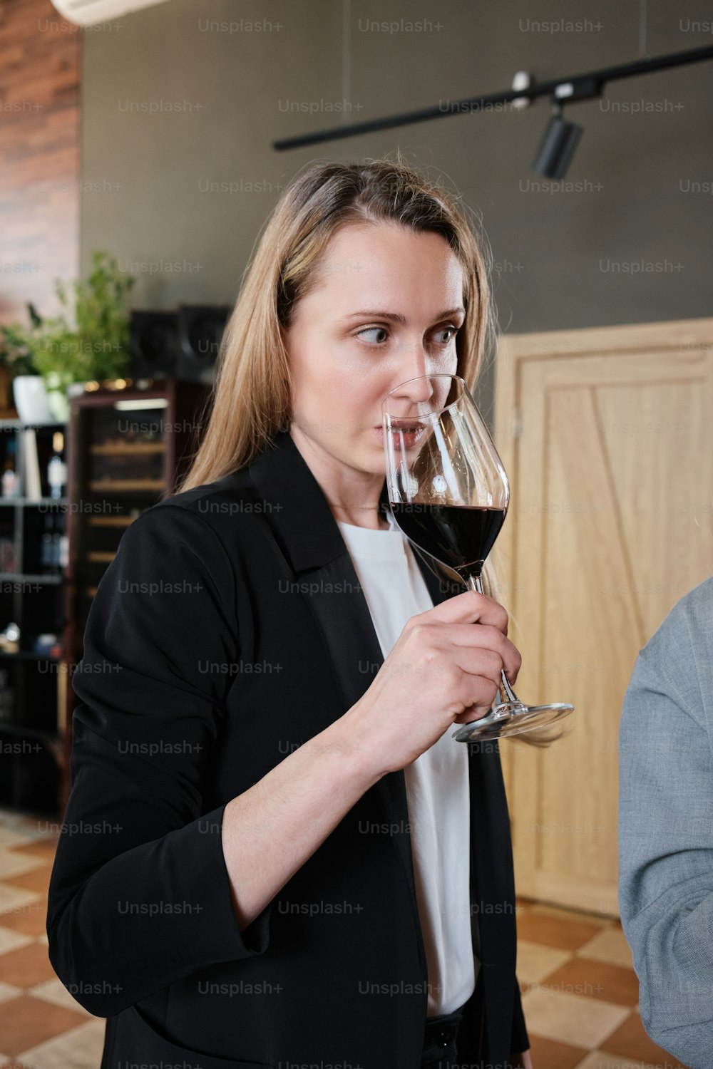 Una donna che beve un bicchiere di vino rosso