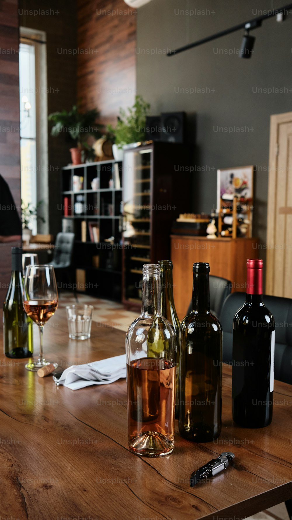 una mesa de madera cubierta con botellas de vino