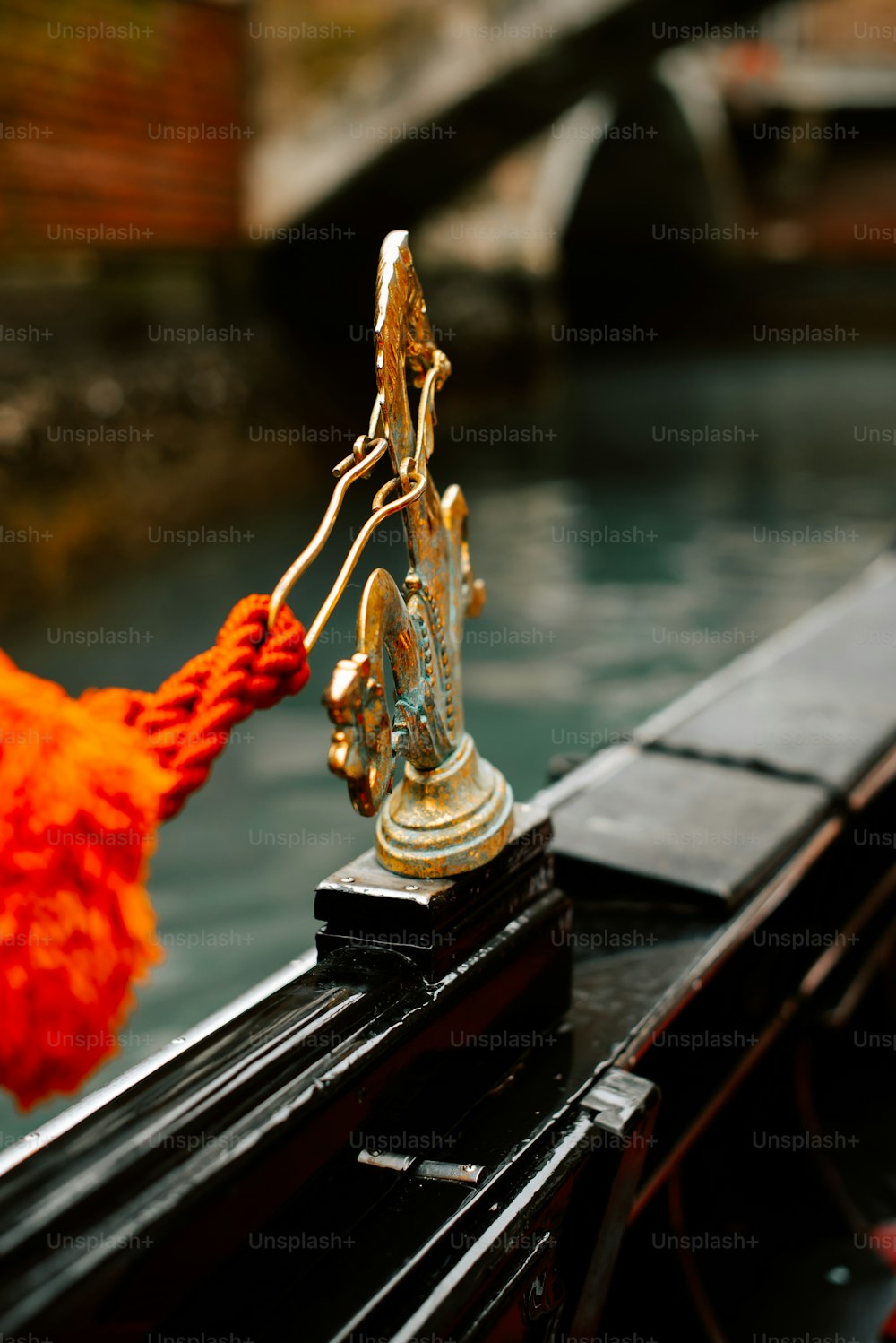 eine Statue einer Person auf einem Boot im Wasser