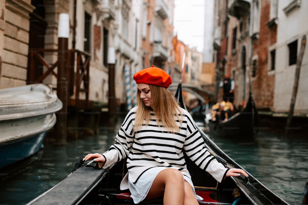 Eine Frau sitzt in einem Boot auf einem Kanal