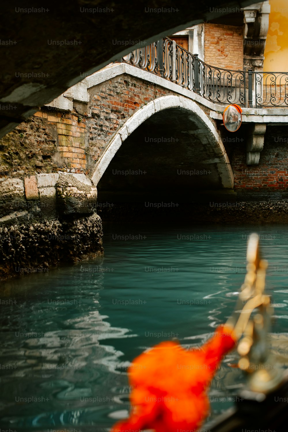 Una barca sta andando sotto un ponte nell'acqua